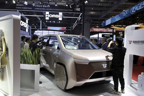 Pengunjung melihat Toyota Boshoku's MX OASIS saat Auto Shanghai Show di Shanghai, China, Rabu (23/4/2025). Foto: Go Nakamura/REUTERS
