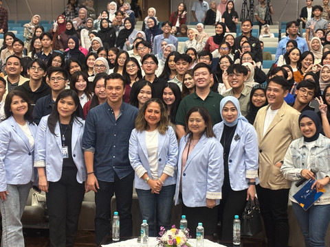Foto bersama Nicholas Saputra di kegiatan BCA Berbagi Ilmu. Foto: Wina Ramadhani/kumparan