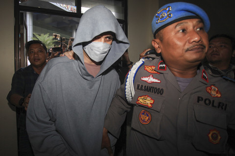 Aktor Fachry Albar (tengah) berjalan dengan kawalan polisi untuk menjalani pemeriksaan di Pusat Kedokteran dan Kesehatan (Pusdokkes) Polres Metro Jakarta Barat, Jakarta, Rabu (23/4/2025). Foto: Reno Esnir/ANTARA FOTO