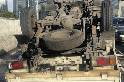 Sebuah truk muatan galon mengalami out of control & terguling di JLNT (Jalan Layang Non Tol) Casablanca Setiabudi Jakarta Selatan, saat ini sudah dalam penanganan petugas. Foto: X/ @TMCPoldaMetro