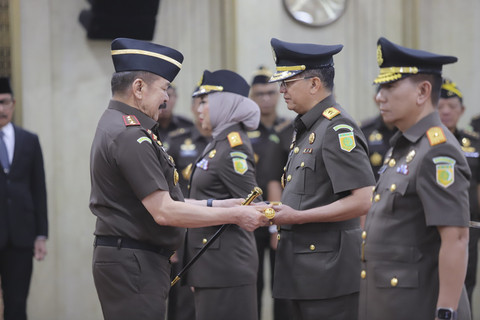 Jaksa Agung ST Burhanuddin melantik 6 kepala kejaksaan tinggi di Gedung Utama Kejaksaan Agung, Jakarta, Rabu (23/4/2025).  Foto: Dok. Kejagung