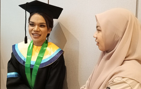 Ana Zenetia Paulo Soares de Rosa (kiri) usai menjalani prosesi wisuda S1 Kebidanan Unusa. Foto: Masruroh/Basra