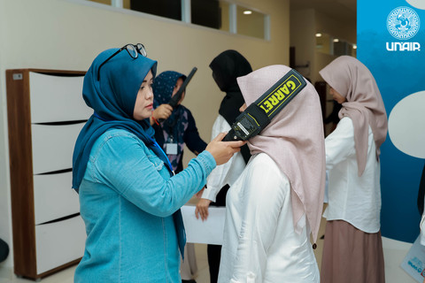 Pemeriksaan peserta UTBK sebelum masuk ruang ujian. Foto: Humas Unair