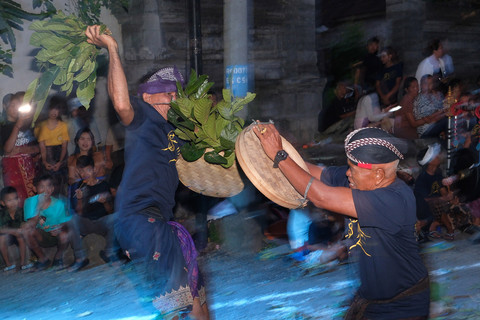 Dua warga saling memukul menggunakan daun langsat saat tradisi grudug langsat di Banjar Langsat, Desa Rendang, Karangasem, Bali, Rabu (23/4/2025). Foto: ANTARA FOTO/Nyoman Hendra Wibowo