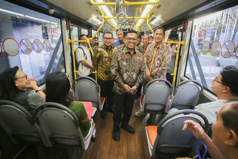 Gubernur Banten Andra Soni (tengah) menyapa penumpang TransJakarta yang berada di dalam bus pada peluncuran rute baru Alam Sutera-Blok M di Halte Flavor Bliss, Serpong, Tangerang Selatan, Banten, Kamis (24/4/2025).  Foto: ANTARA FOTO/Muhammad Iqbal
