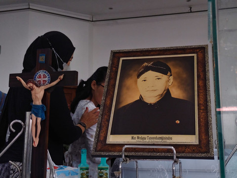 Hamzah Sulaiman atau yang dikenal dengan Raminten disemayamkan di Perkumpulan Urusan Kematian Jogja (PUKJ) di Sonosewu, Kapanewon Kasihan, Kabupaten Bantul, Kamis (24/4). Foto: Panji/kumparan