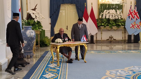 Presiden Republik Indonesia Prabowo Subianto beserta jajaran menteri Kabinet Merah Putih menerima kunjungan resmi Perdan Menteri (PM) Republik Fiji Sitiveni Rabuka di Istana Merdeka, Kamis (24/4). Foto: Zamachsyari/kumparan