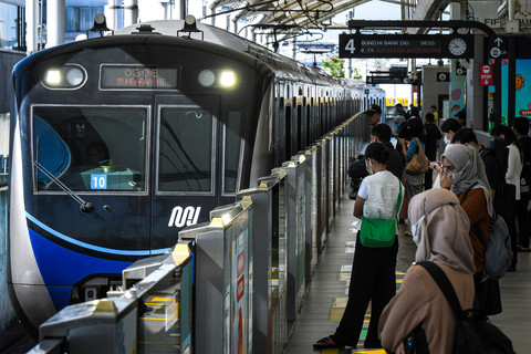 Sejumlah warga bersiap menaiki kereta moda raya terpadu (MRT) di Stasiun Blok M, Jakarta, Kamis (24/4/2025). Foto: ANTARA FOTO/Sulthony Hasanuddin