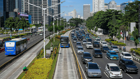 Bus Transjakarta melintas di antara kepadatan lalu lintas di Jalan Jenderal Sudirman, Senayan, Jakarta, Kamis (24/4/2025). Foto: ANTARA FOTO/Sulthony Hasanuddin