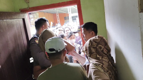 Komisioner KPU Nias Barat,  FID, tepergok berduaan bersama wanita yang diduga selingkuhannya di sebuah kos-kosan. Foto: Dok. Istimewa