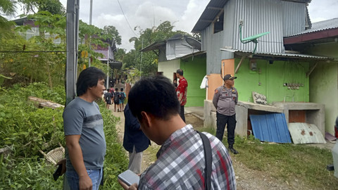 Komisioner KPU Nias Barat,  FID, tepergok berduaan bersama wanita yang diduga selingkuhannya di sebuah kos-kosan. Foto: Dok. Istimewa