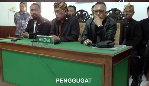Penggugat ijazah Jokowi di PN Surakarta, Kamis (24/4/2025). Foto: YouTube PN Surakarta