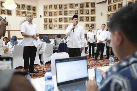 Mensos Saifullah Yusuf (Gus Ipul) meninjau langsung pelaksaan Desk Sekolah Rakyat di Gedung Konvensi Taman Makam Pahlawan Nasional Utama Kalibata, Jakarta, Rabu (23/4/2025). Foto: Dok. Kemensos
