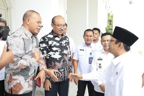 Mensos Saifullah Yusuf (Gus Ipul) meninjau langsung pelaksaan Desk Sekolah Rakyat di Gedung Konvensi Taman Makam Pahlawan Nasional Utama Kalibata, Jakarta, Rabu (23/4/2025). Foto: Dok. Kemensos