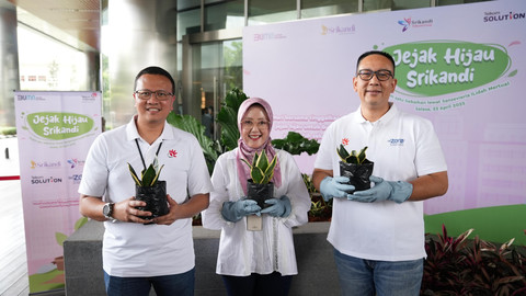 VP Sustainability Telkom Gunawan Wasisto Ciptaning Andri (kiri), Ketua Srikandi TelkomGroup Reni Yustiani (tengah), dan SVP Group Sustainability and Corporate Communication Telkom Ahmad Reza (kanan) saat peringatan Hari Bumi Sedunia yang dikemas dalam program 