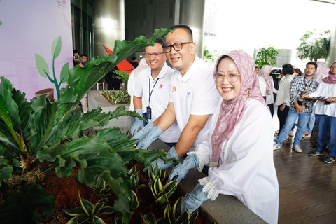 VP Sustainability Telkom Gunawan Wasisto Ciptaning Andri (kiri), SVP Group Sustainability and Corporate Communication Telkom Ahmad Reza (tengah), dan Ketua Srikandi TelkomGroup Reni Yustiani (kanan) pada kegiatan penanaman pohon sansevieria di lingkungan kantor dalam program 