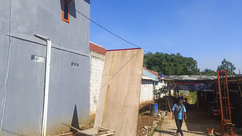 Suasana di perumahan Al-Fatih, Sawangan, Depok, yang sempat disegel Satpol PP karena belum mengantongi IMB, Kamis (24/4/2025). Foto: Thomas Bosco/kumparan