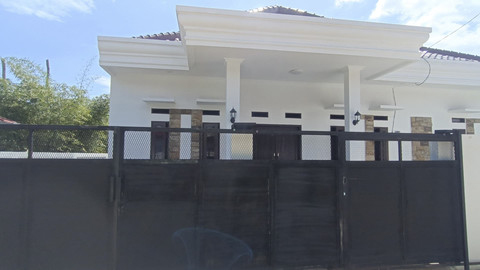 Rumah milik Lukman (seorang anggota TNI), yang berdasarkan pengakuan warga adalah pengembang perumahan Al-Fatih Sawangan, Depok. Dia tinggal di perumahan itu juga, Kamis (24/4/2025).  Foto: Thomas Bosco/kumparan