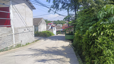 Satu-satunya jalan masuk saat ini ke perumahan Al-Fatih Sawangan, Depok. Melewati perumahan GPA, Kamis (24/4/2025).  Foto: Thomas Bosco/kumparan