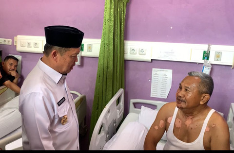 Gubernur Kalbar, Ria Norsan saat menjenguk petugas RSJ Singkawang yang menjadi korban penyiraman air keras. Foto: Dok. Istimewa