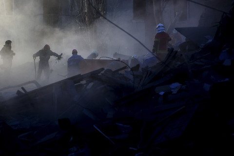 Sejumlah petugas mencari korban di bangunan yang hancur akibat serangan Rusia ke Ukraina di Kyiv, Ukraina, Kamis (24/4/2025). Foto: Valentyn Ogirenko/Reuters