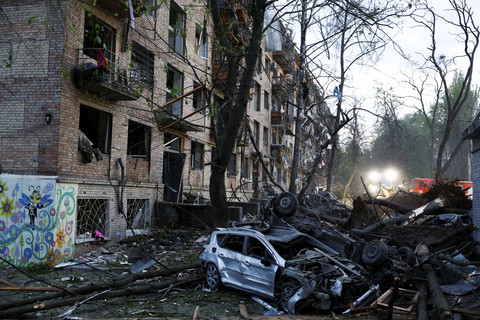 Suasana mobil serta bangunan yang hancur akibat serangan Rusia ke Ukraina di Kyiv, Ukraina, Kamis (24/4/2025). Foto: Valentyn Ogirenko/Reuters