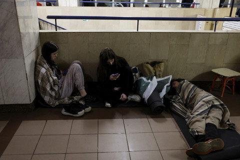 Sejumlah warga berlindung di dalam stasiun metro saat serangan Rusia ke Ukraina di Kiev, Ukraina, Kamis (24/4/2025). Foto: Alina Smutko/REUTERS
