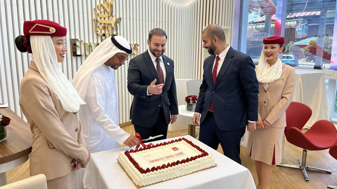 Senior Vice President, Commercial Operations Far East Emirates, Orhan Abbas (tengah), Duta Besar Uni Emirat Arab (UEA) untuk Indonesia, Yang Mulia Abdulla Salem Al Dhaheri beserta jajaran dalam pembukaan Emirates Travel Store di Jakarta Kamis (24/4). Foto: Gitario Vista Inasis/kumparan