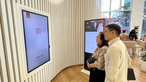 Pengujung yang sedang berfoto di Emirates Travel Store Jakarta. Foto: Gitario Vista Inasis/kumparan