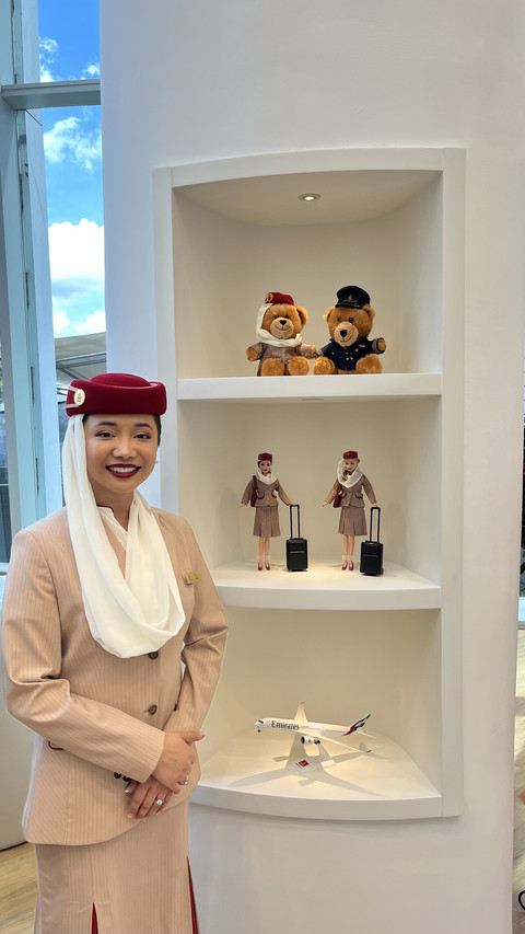 Pramugari Emirates saat menunjukkan koleksi merchandise yang dijual di Emirates Travel Store Jakarta dalam pembukaan Emirates Travel Store di Jakarta Kamis (24/4). Foto: Gitario Vista Inasis/kumparan