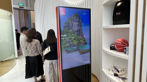 Booth informasi di Emirates Travel Store Jakarta. Foto: Gitario Vista Inasis/kumparan