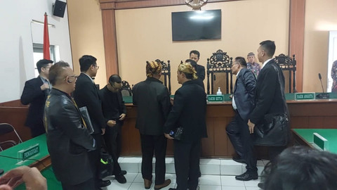 Sidang perdana dua gugatan ke Jokowi soal wanprestasi mobil Esemka dan ijazah dugaan palsu SMAN 6 Solo di Pengadilan Negeri (PN) Solo, Kamis (24/4/2025). Foto: Dok. kumparan