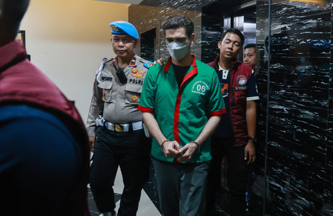 Kapolres Jakarta Barat, Twedi Aditya Bennyahdi saat memberikan keterangan pers terkait penyalahgunaan narkotika oleh Aktor Fachry Albar di Polres Metro Jakarta Barat, Jakarta, Kamis, (24/04/2025). Foto: Agus Apriyanto