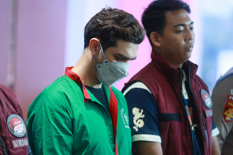 Kapolres Jakarta Barat, Twedi Aditya Bennyahdi saat memberikan keterangan pers terkait penyalahgunaan narkotika oleh Aktor Fachry Albar di Polres Metro Jakarta Barat, Jakarta, Kamis, (24/04/2025). Foto: Agus Apriyanto