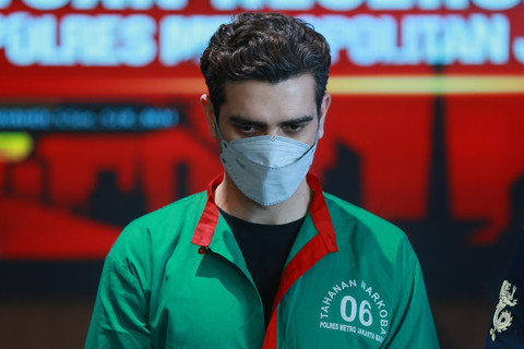 Kapolres Jakarta Barat, Twedi Aditya Bennyahdi saat memberikan keterangan pers terkait penyalahgunaan narkotika oleh Aktor Fachry Albar di Polres Metro Jakarta Barat, Jakarta, Kamis, (24/04/2025). Foto: Agus Apriyanto