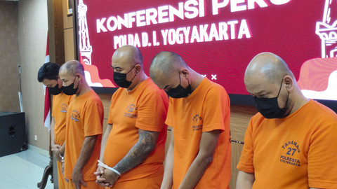 Jajaran Polda DIY menampilkan uang palsu yang berhasil diungkap di dua lokasi di Kota Yogya dan Kabupaten Sleman, Kamis (24/4/2025). Foto: Arfiansyah Panji Purnandaru/kumparan
