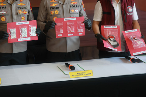 Kapolres Jakarta Barat, Twedi Aditya Bennyahdi saat memberikan keterangan pers terkait penyalahgunaan narkotika oleh Aktor Fachri Albar di Polres Metro Jakarta Barat, Jakarta, Kamis, (24/04/2025). Foto: Agus Apriyanto