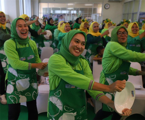 Sesi Cuci Piring Dance di Arisan Sahabat MAMA di Kecamatan Kelapa Gading, Selasa (22/4). Foto: kumparan