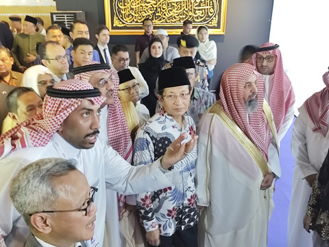 Dubes Arab Saudi untuk Indonesia Faisal bin Abdullah Al-Amudi dan Menteri Agama Nasaruddin Umar di Pameran Jusur "Jembatan Persaudaraan antara Indonesia dan Arab Saudi" di Masjid Istiqlal, Jakarta, Kamis (24/4/2025). Foto: Widya Islamiati/kumparan