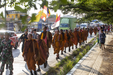 Sejumlah biksu berjalan kaki saat melakukan ritual Thudong di jalur Pantura, Kandanghaur, Indramayu, Jawa Barat, Kamis (24/4/2025). Foto: Dedhez Anggara/ANTARA FOTO