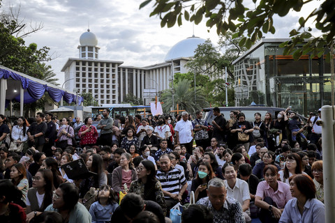 Suasana di luar Katedral Jakarta saat Misa Requiem untuk Paus Fransiskus, Kamis (24/4/2025).   Foto: Jamal Ramadhan/kumparan