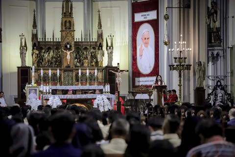 Suasana Misa Requiem untuk Paus Fransiskus di Katedral, Jakarta, Kamis (24/4/2025). Foto: Jamal Ramadhan/kumparan
