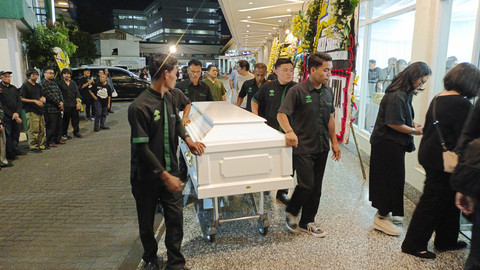Jenazah Ricky Siahaan tiba di Rumah Duka Sentosa RSPAD Gatot Subroto. Foto: Aprilandika Pratama/kumparan