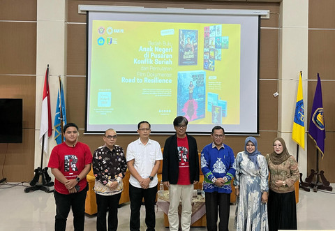 Penulis buku Anak Negeri di Pusaran Konflik Suriah, Dr. Noor Huda Ismail bersama aktor film dokumenter Road to Resilience, Febri Ramdani | Foto : Eka Febriani / Lampung Geh