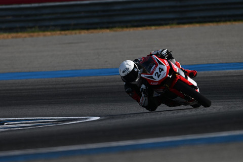 Davino Britani beraksi dalam pre-test Asia Road Racing Championship (ARRC) di Chang International Circuit, Buriram, Thailand, pada April 2025. Foto: AHM