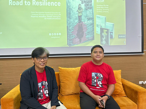 Penulis buku Anak Negeri di Pusaran Konflik Suriah, Dr. Noor Huda Ismail bersama aktor film dokumenter Road to Resilience, Febri Ramdani | Foto : Eka Febriani / Lampung Geh