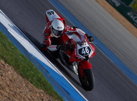 Herjun Atna Firdaus beraksi dalam pre-test Asia Road Racing Championship (ARRC) di Chang International Circuit, Buriram, Thailand, pada April 2025. Foto: AHM