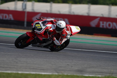 Adenanta Putra beraksi dalam pre-test Asia Road Racing Championship (ARRC) di Chang International Circuit, Buriram, Thailand, pada April 2025. Foto: AHM