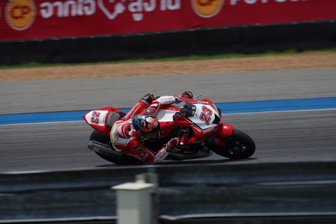 Andi Farid Izdihar (Andi Gilang) beraksi dalam pre-test Asia Road Racing Championship (ARRC) di Chang International Circuit, Buriram, Thailand, pada April 2025. Foto: AHM