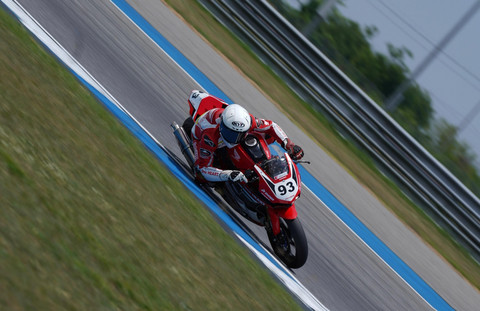 Fadillah Arbi Aditama beraksi dalam pre-test Asia Road Racing Championship (ARRC) di Chang International Circuit, Buriram, Thailand, pada April 2025. Foto: AHM
